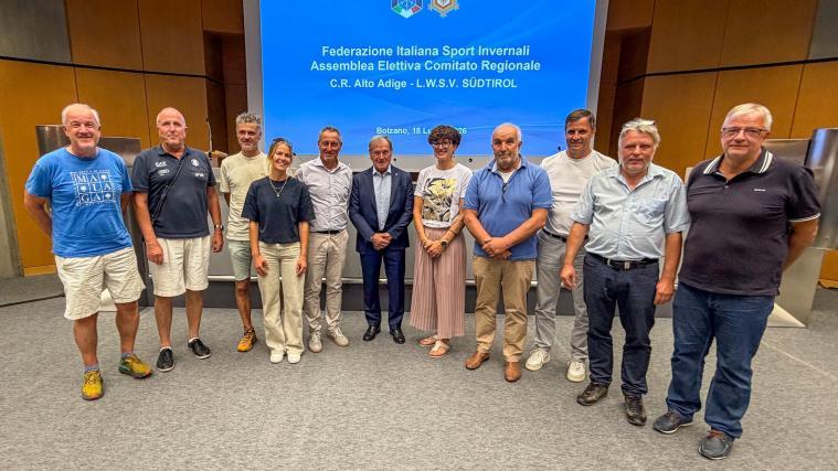 Der neue FISI-Vorstand mit Markus Ortler (5.v.l.) und Italiens Wintersportverbandspräsident Flavio Roda (6.v.l.)