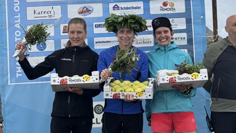 Die drei schnellsten Damen strahlen am Stilfser Joch.