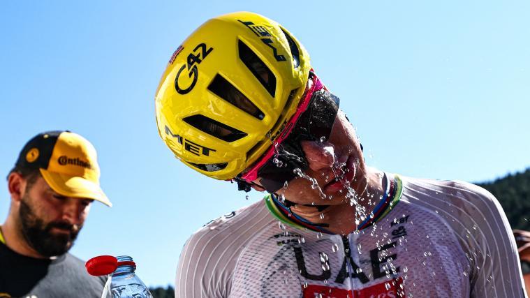 Die Hitze setzt Tadej Pogacar zu. © APA/afp / ANNE-CHRISTINE POUJOULAT