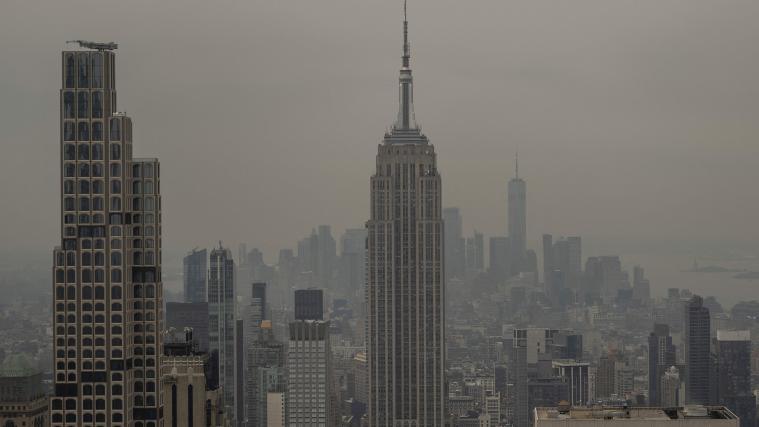 Die Skyline der Millionenmetropole war zeitweise in dichte Rauchschwaden gehüllt. © APA / DAVID RAMOS
