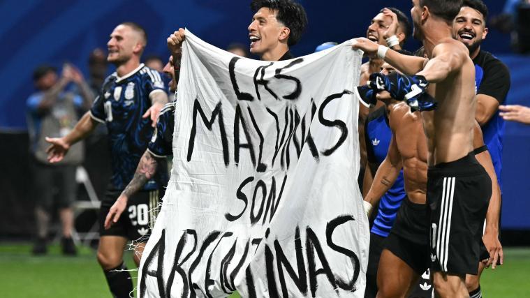 Die Spieler zeigten ein  Transparent mit der Aufschrift:  „Las Malvinas son Argentinas“ („Die Falkland-Inseln sind argentinisch“) © APA/afp / PAUL ELLIS