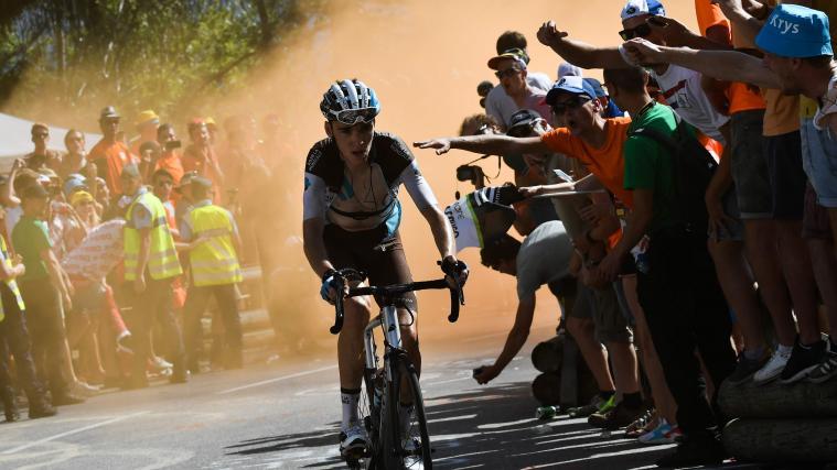 Die Zuschauer sind am Alpe d'Huez hautnah dabei. © APA/afp / JEFF PACHOUD
