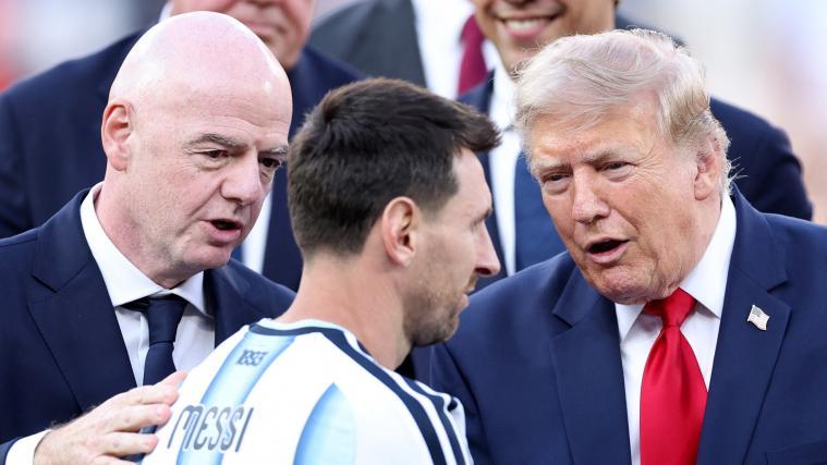 Donald Trump (rechts)  und Gianni Infantino trösteten Lionel Messi. © APA / JUSTIN SETTERFIELD