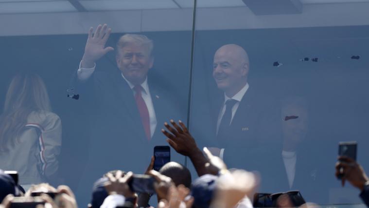Donald Trump und Gianni Infantino gut geschützt in einer Box des WM-Stadions. © ANSA / WILL OLIVER
