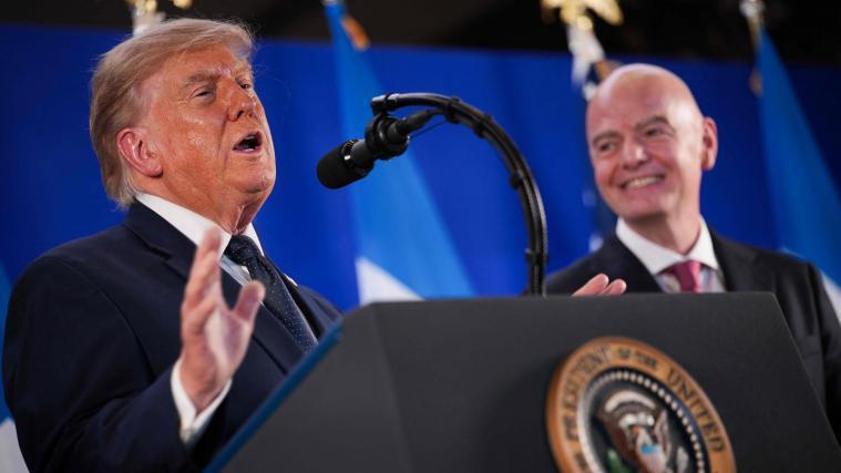Donald Trump und Gianni Infantino- © APA / ANDREW HARNIK