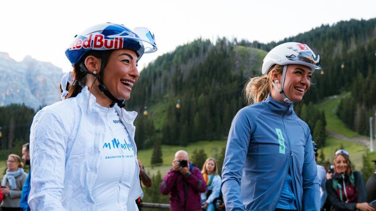 Dorothea Wierer (links) mit ihrer Schwester Magdalena bei der Maratona dles Dolomites. © alex faedda