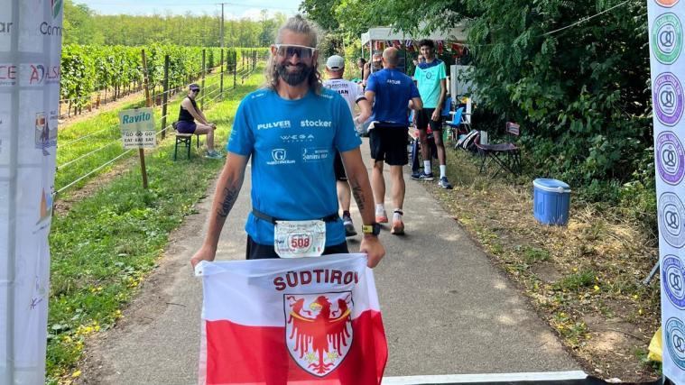 Ein glücklicher Christian Klotz hinter der Ziellinie der Ultra-Triathlon-WM in Colmar.