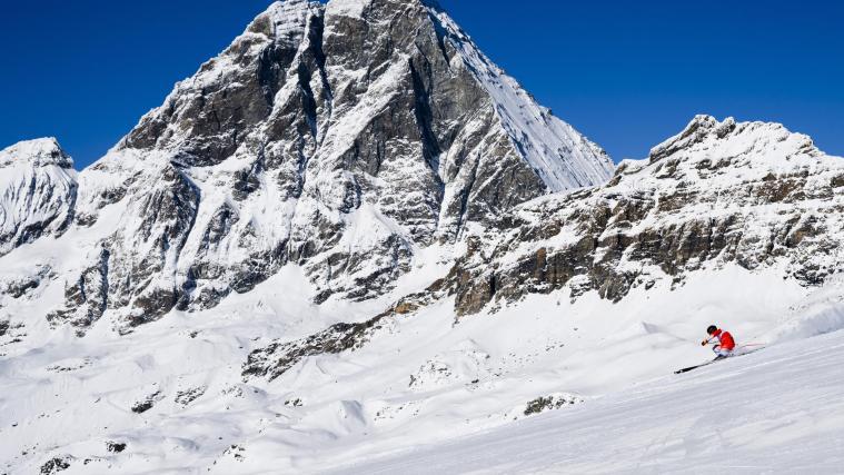 Ein Schweizer Skifahrer (hier vor dem Matterhorn) ist zurückgetreten. © ANSA / JEAN-CHRISTOPHE BOTT