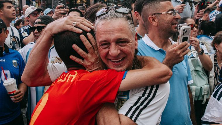 Ein tolles Bild: Vor dem WM-Finale feiern argentinische und spanische Fans in New York gemeinsam. © ANSA / OLGA FEDOROVA