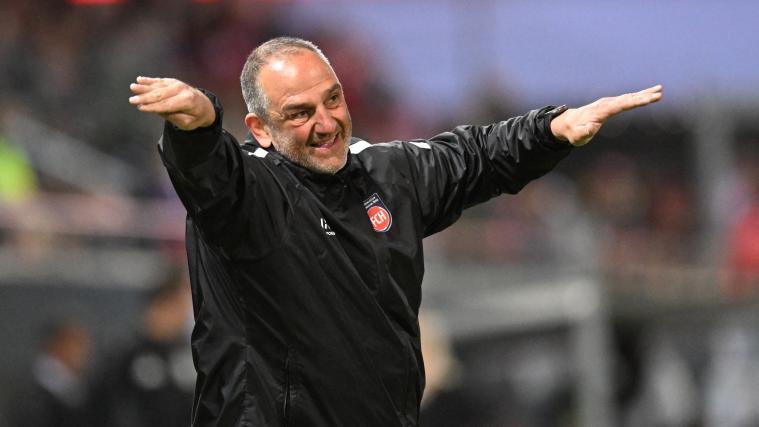 Ein Unikat im Profifußball: Heidenheim-Trainer Frank Schmidt. © AFP / THOMAS KIENZLE
