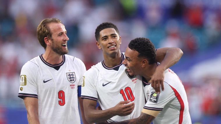 Englands Superstars Harry Kane (l.) und Jude Bellingham (zusammen mit Morgan Rodgers) wollen Argentinien stoppen. © APA/afp / PATRICIA DE MELO MOREIRA
