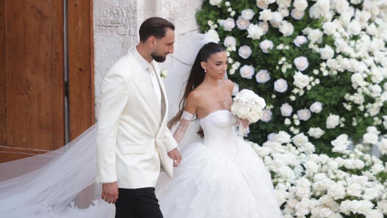 Gianluigi Donnarumma und „seine“ Alessia nach der Hochzeitszeremonie. © ANSA / DONATO FASANO