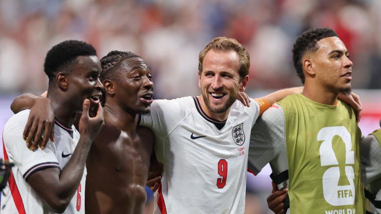 Harry Kane (2.v.r.) hat von einer besonderen Begegnung erzählt. © APA / MICHAEL REAVES