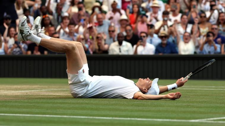 Jannik Sinner kann es nicht glauben: Er hat erneut in Wimbledon triumphiert. © ANSA / NEIL HALL