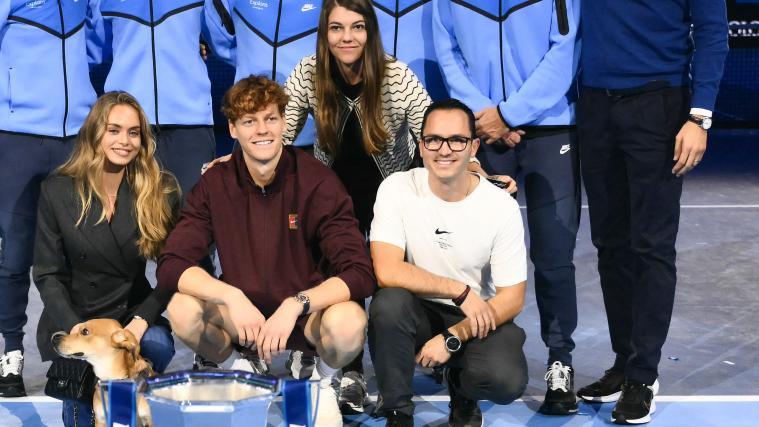 Jannik Sinner mit seiner Freundin Laila Hasanovic (links), seinem Bruder Mark sowie dessen Partnerin Lisa (hinten). © AFP / MARCO BERTORELLO