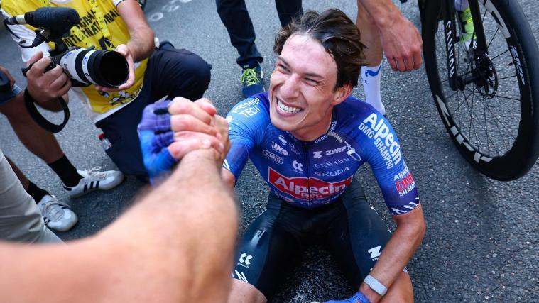 Jesper Philipsen freut sich über den Sieg. © APA/afp / GONZALO FUENTES
