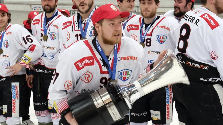 Kevin Fink was able to hoist several trophies. © Max Pattis