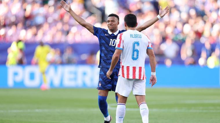 Kylian Mbappe jubelt vor Paraguays Junior Alonso. © APA / DAN MULLAN