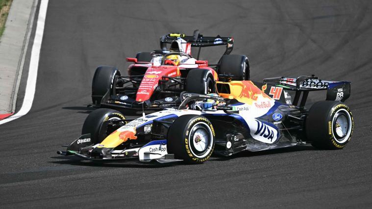 Lewis Hamitlon (hinten) rutschte mit seinem Ferrari vom Podium. © APA/afp / ATTILA KISBENEDEK