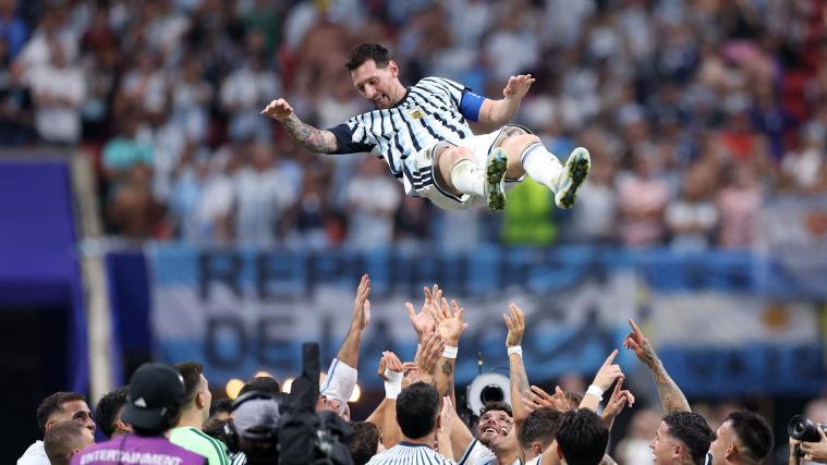 Lionel Messi in der Luft: Der Superstar hat mit Argentinien ein verrücktes Spiel gedreht. © APA / JUSTIN SETTERFIELD