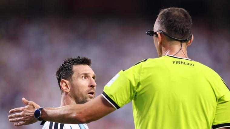 Lionel Messi mit klarer Ansage an den Schiedsrichter. © APA / CARL RECINE