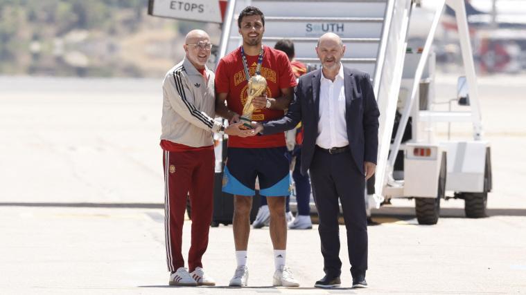 Luis de la Fuentes (Nationaltrainer), Kapitän Rodri und Verbandschef Rafael Louzan auf dem Rollfeld in Madrid. © APA/afp / OSCAR DEL POZO