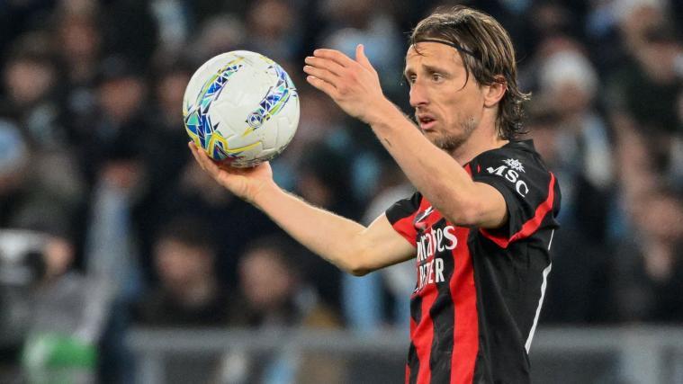 Luka Modric bleibt in Mailand. © APA/afp / ALBERTO PIZZOLI