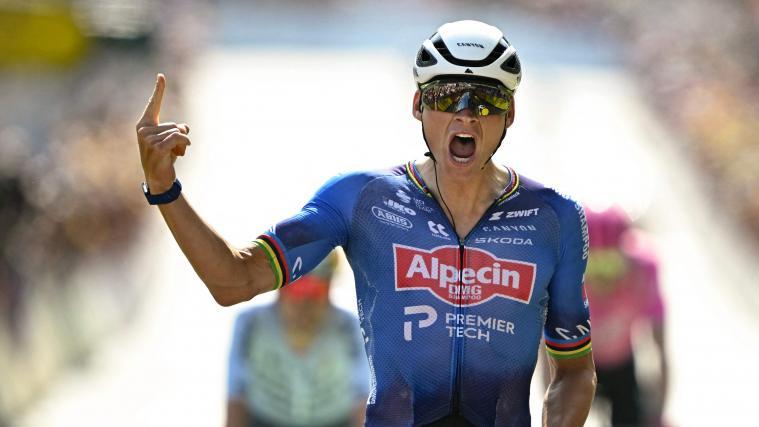 Mathieu van der Poel bejubelt seinen beeindruckenden Etappensieg. © APA/afp / LOIC VENANCE