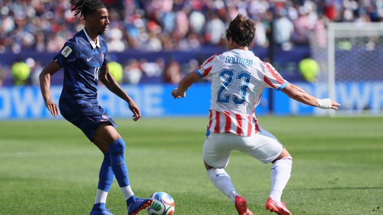 Michael Olise (links) im Zweikampf mit Paraguays Matias Galarza. © APA/afp / ODD ANDERSEN