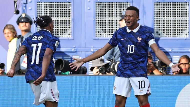 Michael Olise und Kylian Mbappe spielten Schweden schwindelig. © APA / BUDA MENDES