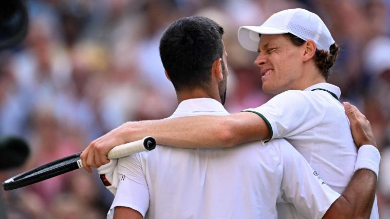 Novak Djokovic (links) mit Jannik Sinner. © APA/afp / KIRILL KUDRYAVTSEV