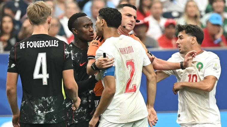 Kanadas Richie Laryea (Zweiter von links) und Marokkos Kapitän Achraf Hakimi gerieten aneinander. © APA/afp / PAUL ELLIS
