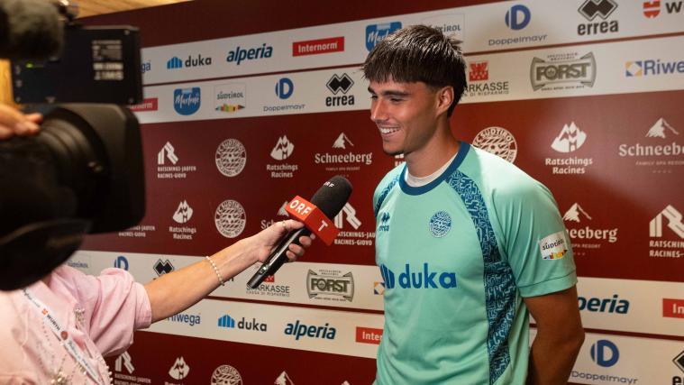 Raphael Kofler war ein gefragter Gesprächspartner beim Media Day des FCS. © FC Südtirol