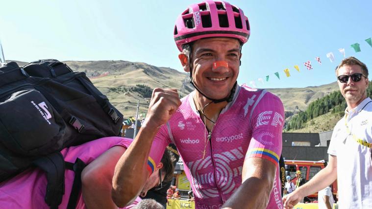 Richard Carapaz jubelt über den Etappensieg bei der Tour de France. © APA/afp / JEFF PACHOUD