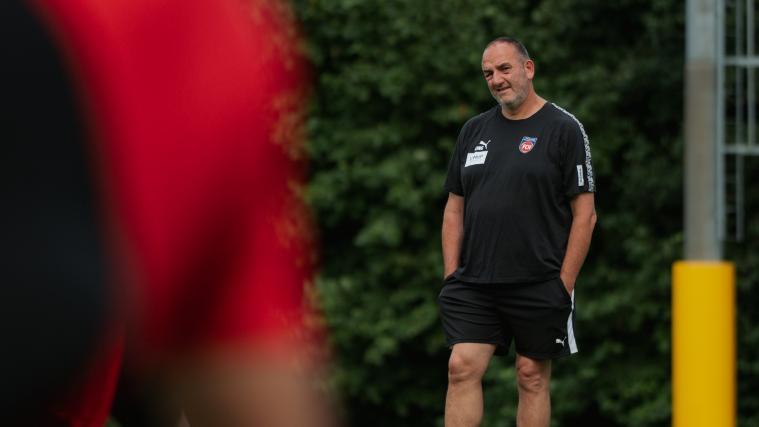 Seit 19 Jahren Trainer beim 1. FC Heidenheim und mit ihm fünfmal auf- und einmal abgestiegen: Frank Schmidt. © fC Heidenheim