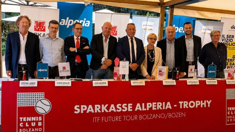 Sie stellten die 14. Auflage des ITF-Turniers vor, von links: Turnierdirektor Stefan Laimer, die Sponsorenvertreter Stefan Stabler, Joachim Mair, TC-Bozen-Präsident Christoph Laichner,  Vizebürgermeister Stephan Konder, Stadträtin Patrizia Brillo, Roland Sandrin, Marco Cordaro (beide FIT) und CONI-Präsident Alex Tabarelli. © DLIFE/Sofia
