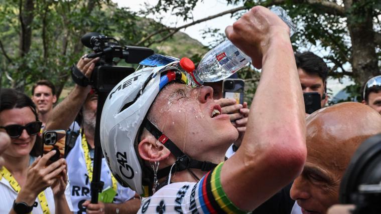 Tadej Pogacar und Co. haben bei der Tour de France auch mit der Hitze zu kämpfen. © APA/afp / DARIO BELINGHERI