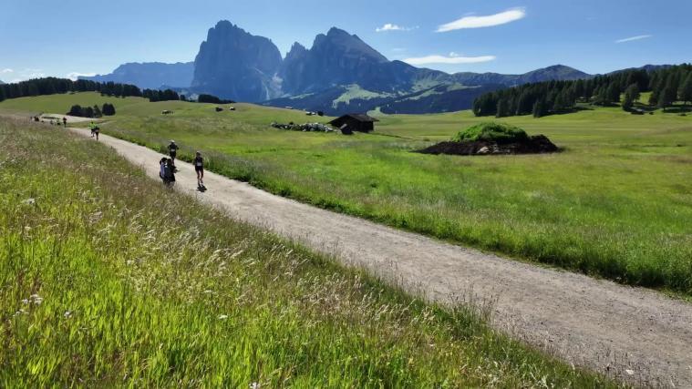 Strahlender Sonnenschein, faszinierendes Bergpanorama und überglückliche Teilnehmer: Der 13. Seiser Alm Halbmarathon war am Sonntag ein voller Erfolg. Die Highlights gibt's in diesem Video. © stol