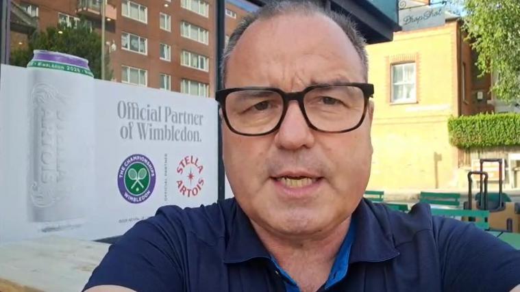 Jannik Sinner bestreitet am Dienstagnachmittag ab 14 Uhr in Wimbledon sein Viertelfinale. Gegner ist mit Jan-Lennard Struff ein Außenseiter, der jedoch nicht unterschätzt werden darf. Unser Redakteur Stefan Peer ist in Wimbledon live vor Ort und schildert in unserem Video seine Eindrücke. © stol