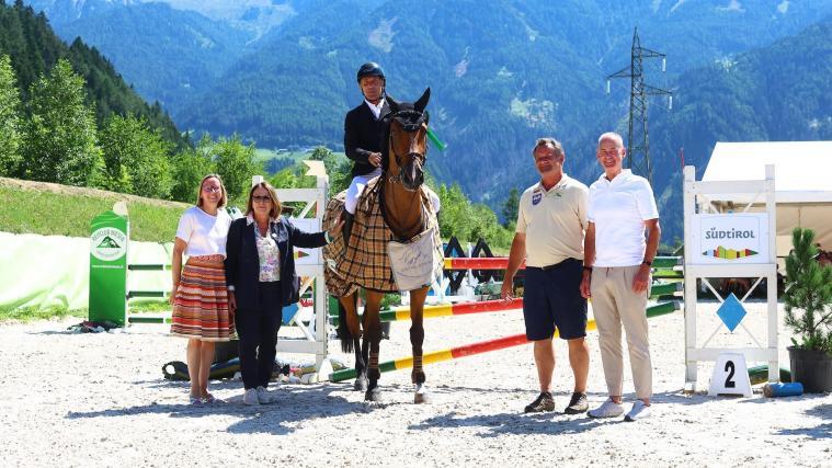 Von links Landesrätin Magdalena Amhof, Jury-Präsidentin Marisa Fantato, Christian Pitzianti, Peter Hochrainer und Klaus Steckholzer (Präsident Raika Wipptal) abgebildet.