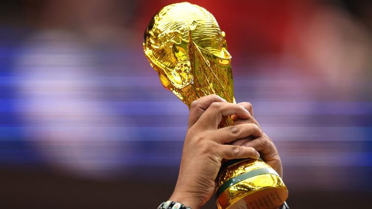 Wer stemmt den WM-Pokal in den Nachthimmel von New York. © APA / MOLLY DARLINGTON