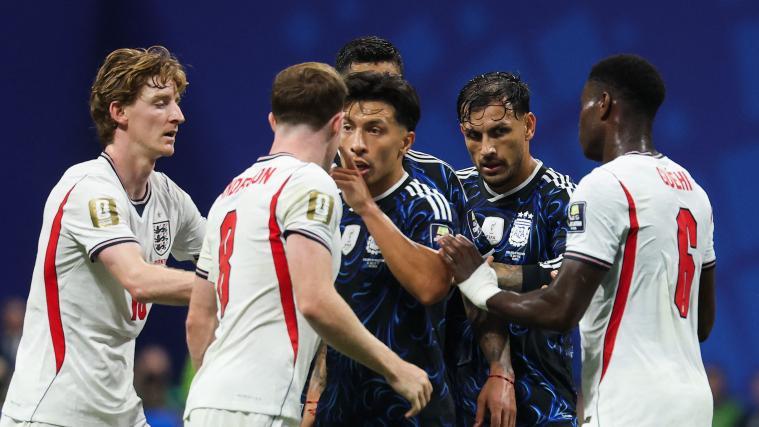 Zwischen Argentinien und England geht es heiß her. © APA/afp / ODD ANDERSEN