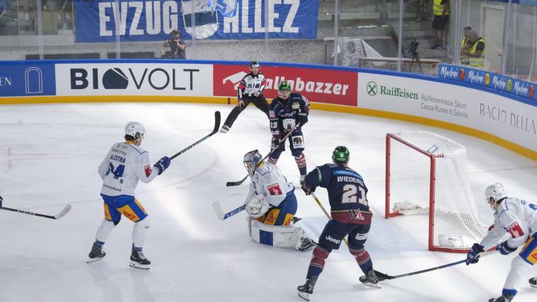 An EV-Zug-Goalie Leonardo Genoni (in weiß) gab es am Samstag kein Vorbeikommen. © Max Pattis