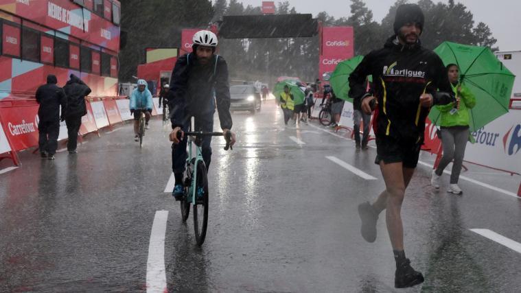 Ein heftiges Unwetter zwang die Radprofis am Montag in die Knie. © APA/afp / ED JONES