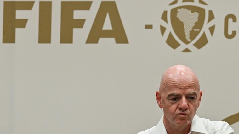 FIFA-Präsident Gianni Infantino wird von den Verbänden kritisiert und gerät zunehmend unter Druck. © APA/afp / DAVID SALAZAR