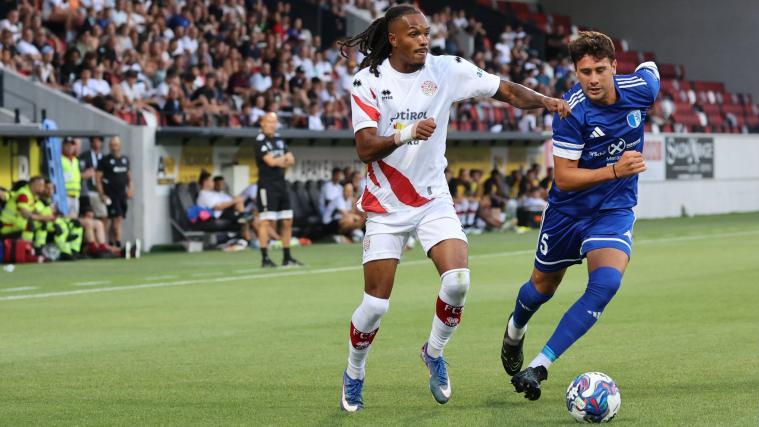 Francesco Del Bello (rechts/gegen FCS-Profi Vasco Lopes) ist ein neuer Innenverteidiger bei Obermais. © A. Giacomelli