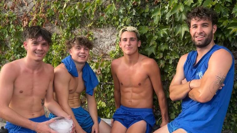 Genießen das Eiswasser nach einer kräftezehrenden Einheit: Raphael Unterthurner, Noah Schweitzer, Tizian Stecher und Julian Pircher (v.l.).