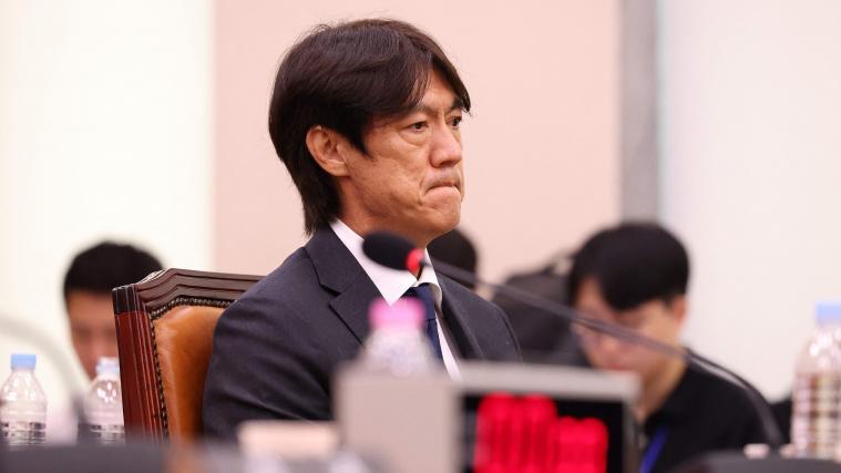 Hong Myung-bo steht im Fokus: Der Ex-Trainer von Südkorea war bei der WM in der Vorrunde gescheitert. © APA/afp / CHUNG SUNG-JUN