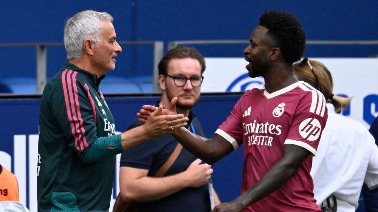 José Mourinho stellt sich hinter seinen Real-Star Vinícius Júnior. © APA/afp / INA FASSBENDER