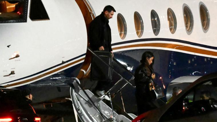Lionel Messi und seine Frau Antonela Roccuzzo sind am späten Abend in Rosario angekommen. © APA/afp / LUIS ROBAYO